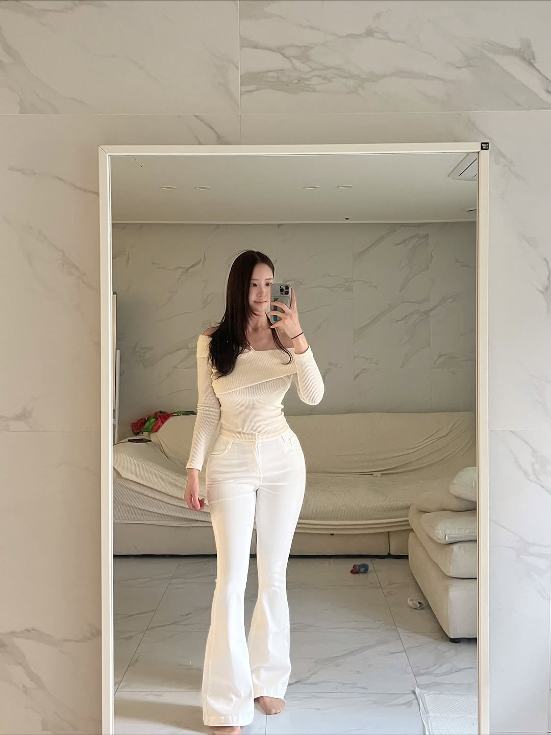 Photo shared by 리치 on November 25, 2025 tagging @tudini2, and @bigbooty.official. May be an image of overskirt and text.