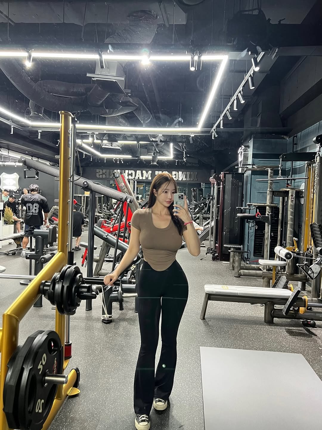 Photo by 리치 on September 07, 2025. May be a selfie of 3 people, biceps, activewear, treadmill, sweatpants and text.