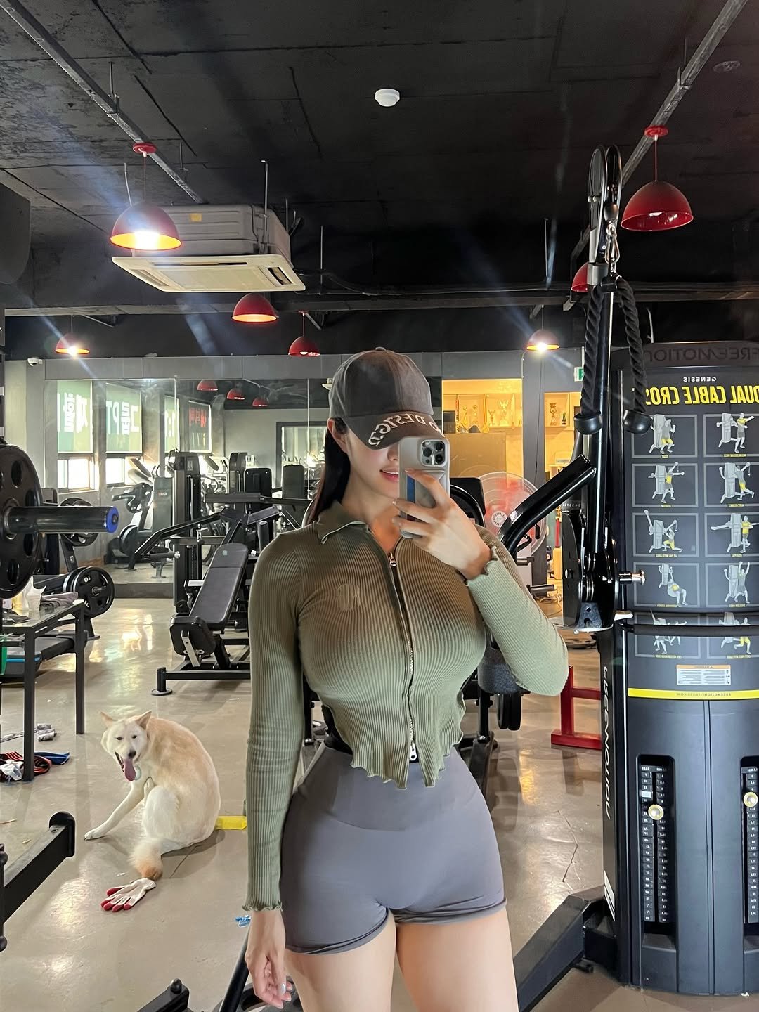 Photo by 리치 on January 15, 2026. May be a selfie of body building, activewear, treadmill, sportswear and text.