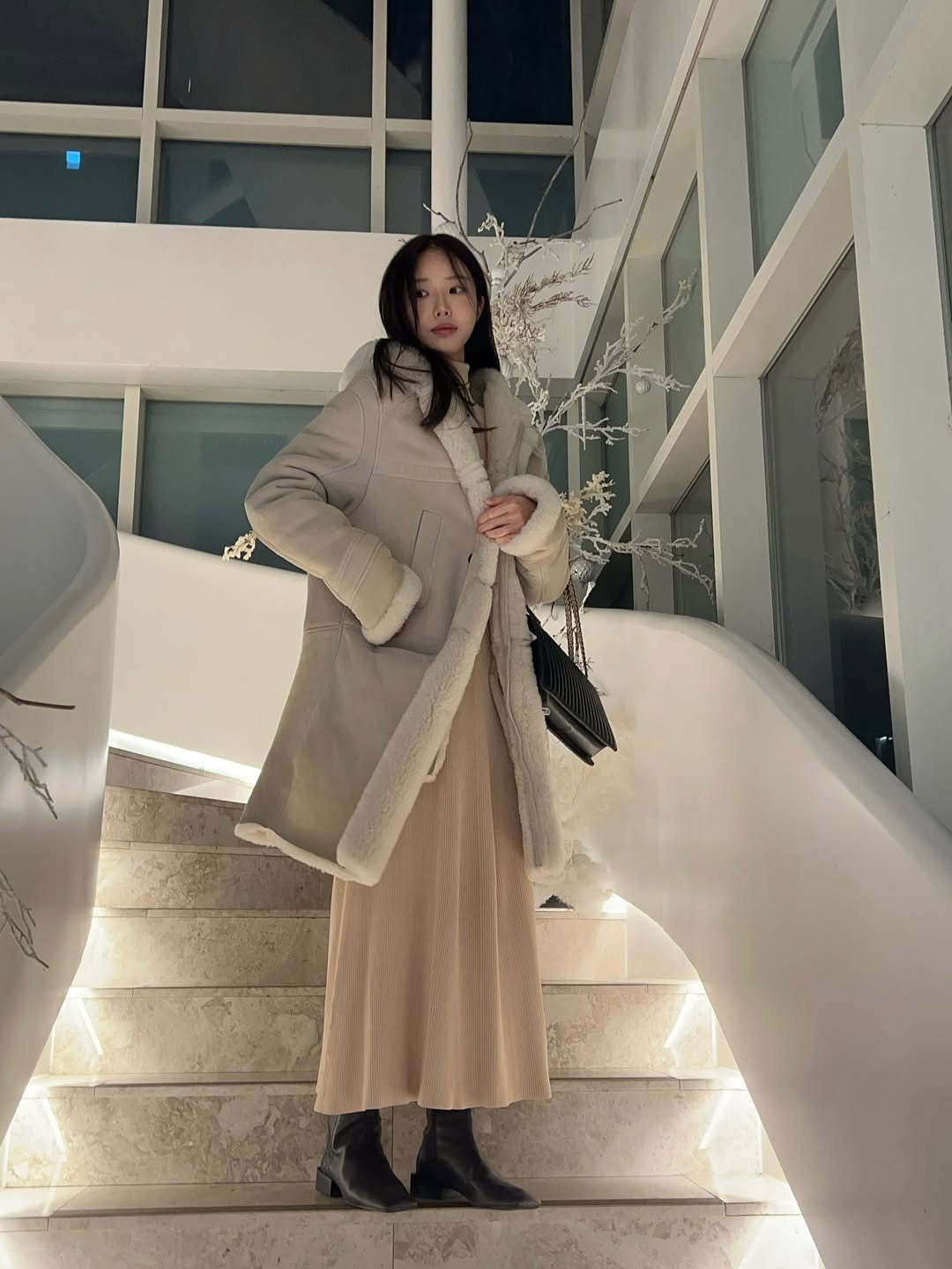 Photo by 리치 on December 19, 2025. May be an image of duffle coat, overcoat, sable coat and parka.