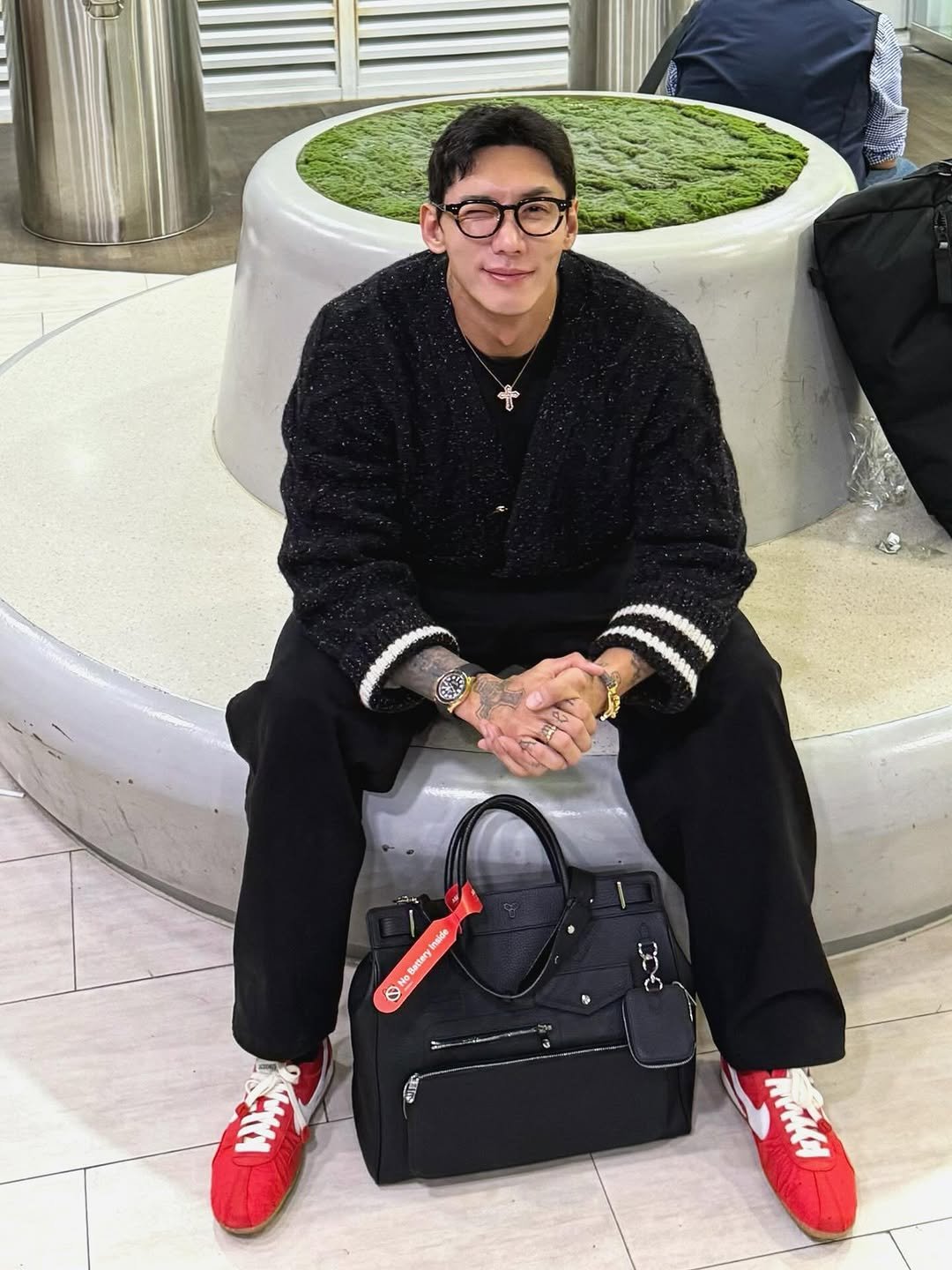 Photo by 🇰🇷KUHYUNHO/구현호/ 具贤皓 on November 04, 2025. May be an image of suitcase, eyewear, wingtip shoes, sweatpants, luggage, briefcase and text.