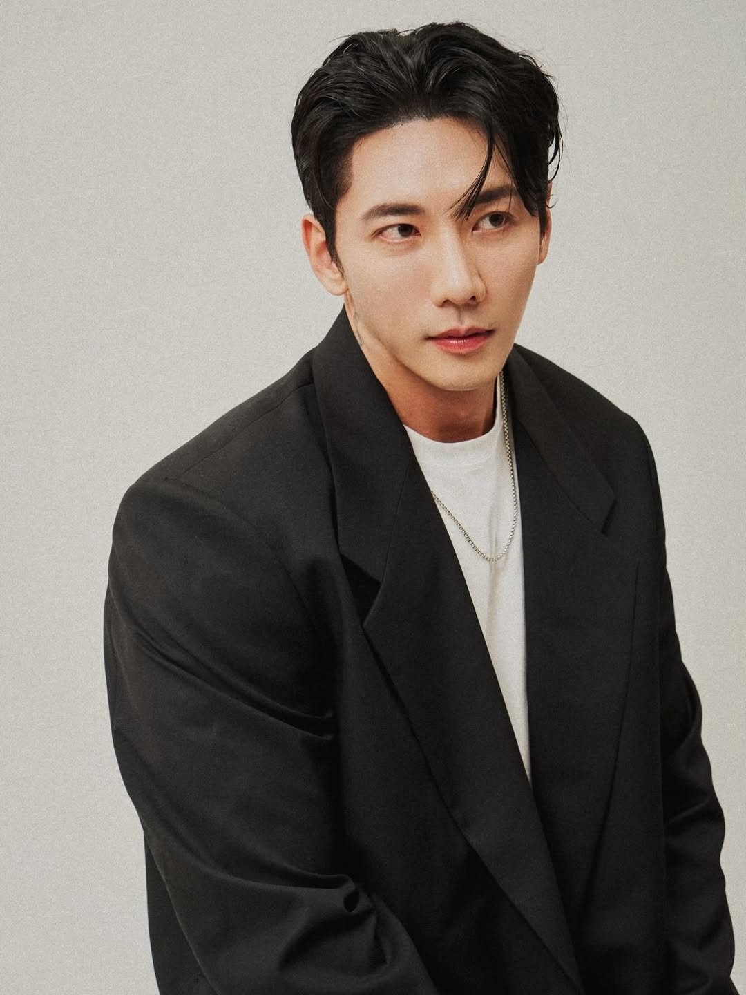 Photo by 🇰🇷KUHYUNHO/구현호/ 具贤皓 on April 14, 2026. May be an image of one or more people, bolo tie and text.