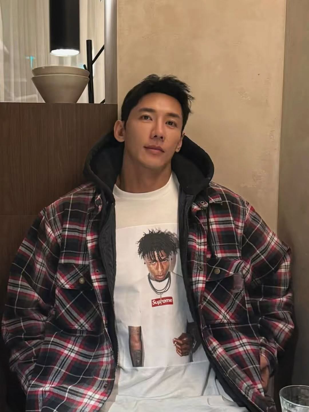 Photo by 🇰🇷KUHYUNHO/구현호/ 具贤皓 on November 27, 2025. May be an image of one or more people, bangs, overcoat, duffle coat, jacket, top, parka, flannel and text.