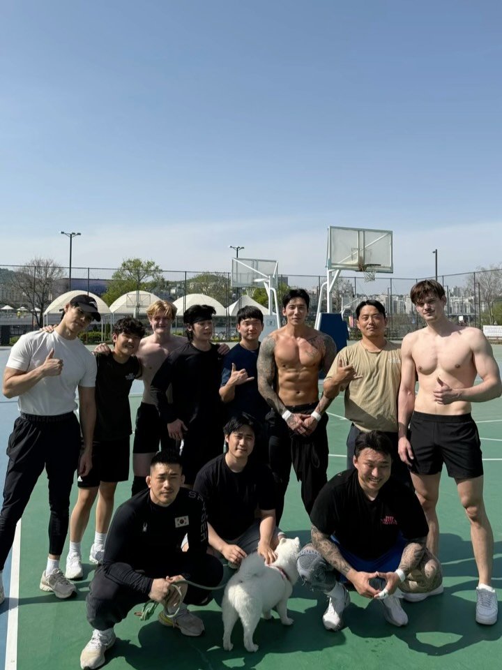 rico_9c 게시물 이미지: .
어둠속에 있으면 어두워지고 빛을 보면 밝아진다.
정신도 몸도 마음도 단단하게🙏