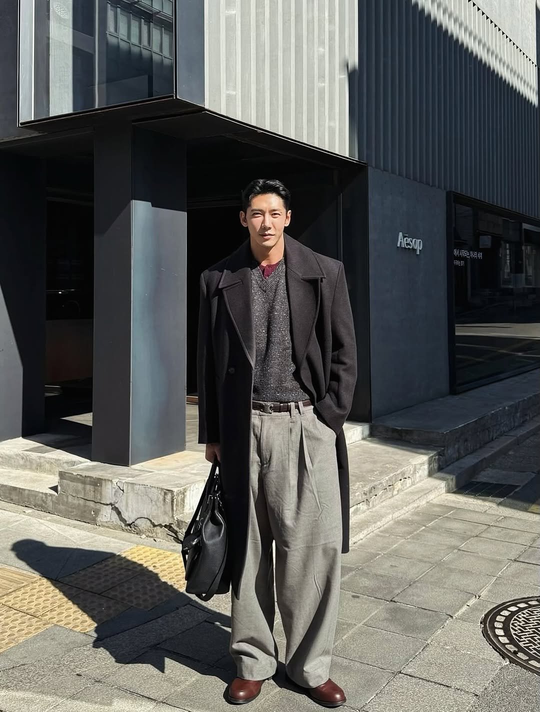 Photo by 🇰🇷KUHYUNHO/구현호/ 具贤皓 on February 19, 2026. May be an image of duffle coat, overcoat, wingtip shoes, suit and text.