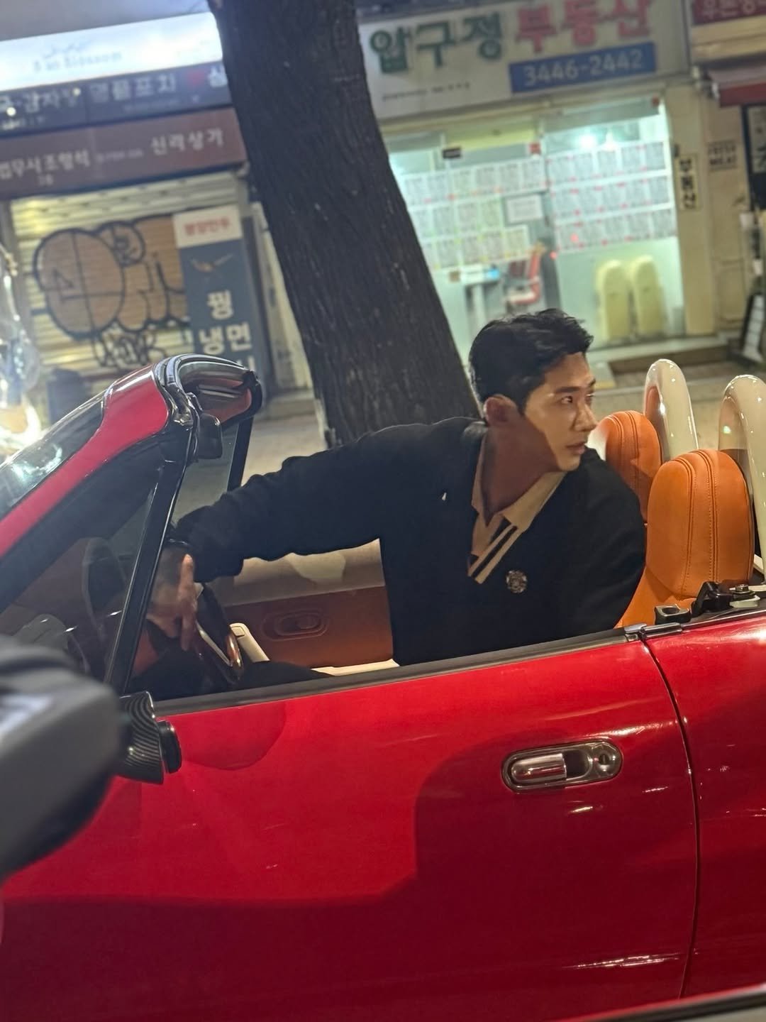 Photo by 🇰🇷KUHYUNHO/구현호/ 具贤皓 on April 19, 2026. May be an image of car, duffle coat, tire and text.