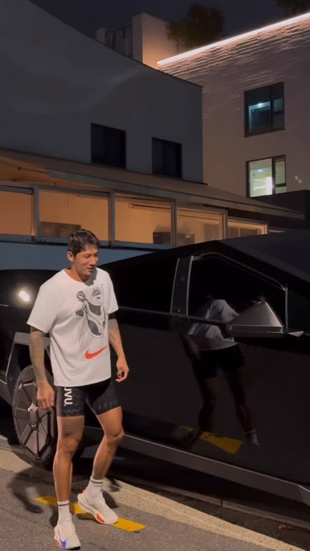 rico_9c 게시물 이미지: 사이버트럭? 부수려다 내 주먹이 부서졌습니다…