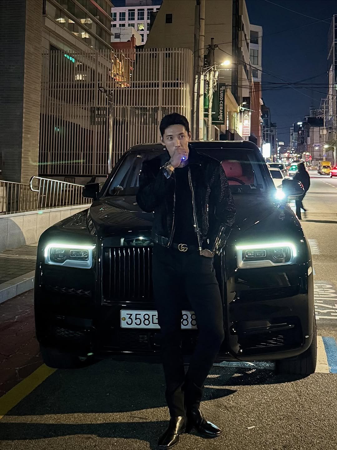 Photo by 🇰🇷KUHYUNHO/구현호/ 具贤皓 on October 27, 2025. May be an image of car, jeep, limousine, wheel, street, night and text.