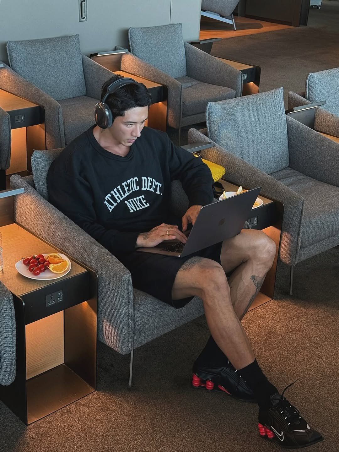 Photo by 🇰🇷KUHYUNHO/구현호/ 具贤皓 on September 25, 2025. May be an image of 1 person, studying, sweatpants, armchair, sweatshirt, portable cassette player, sweatsuit, office and text.