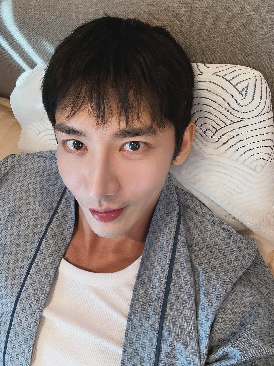 Photo shared by 🇰🇷KUHYUNHO/구현호/ 具贤皓 on February 08, 2026 tagging @stick_zzoco, and @lacellic_korea. May be a selfie of one or more people, hair and text.