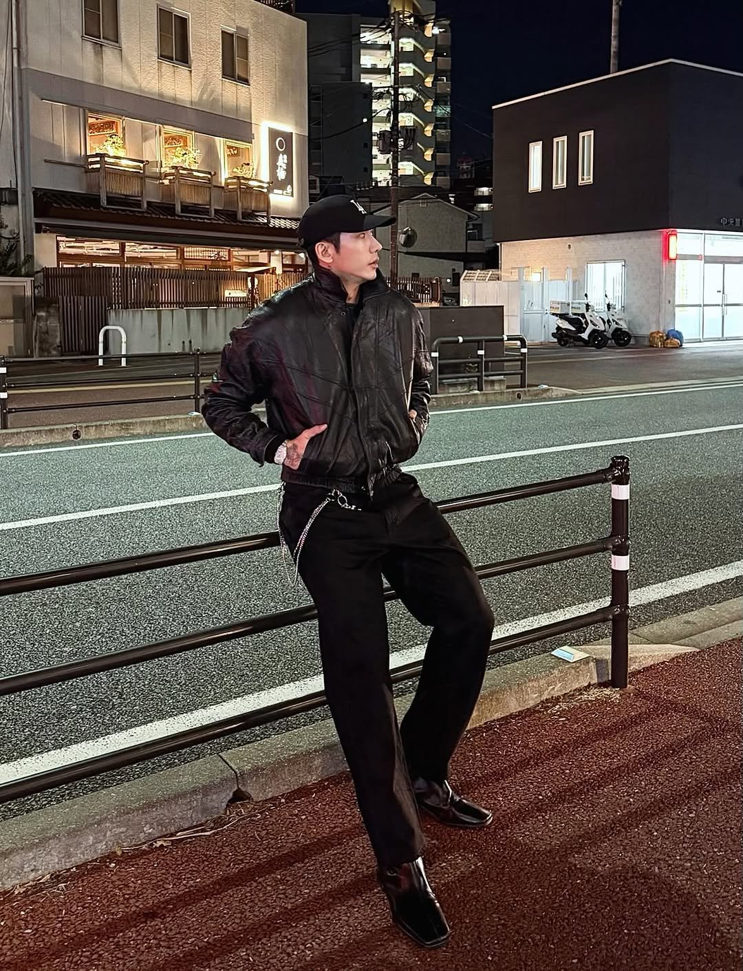 Photo by 🇰🇷KUHYUNHO/구현호/ 具贤皓 on February 05, 2026. May be an image of wingtip shoes, duffle coat, parka and text.