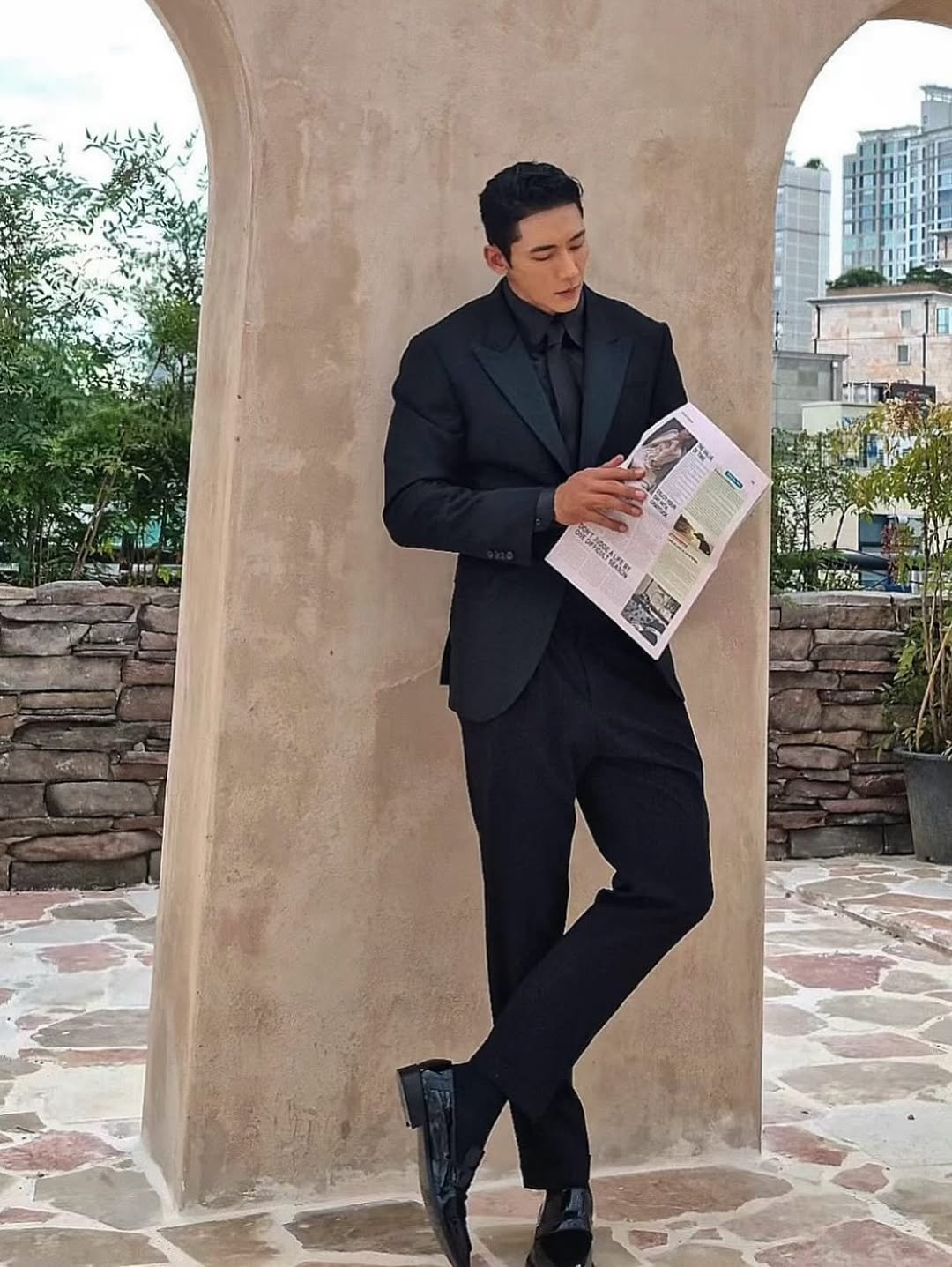 Photo by 🇰🇷KUHYUNHO/구현호/ 具贤皓 on September 22, 2025. May be an image of 1 person, wingtip shoes, blazer, suit, newspaper, dinner jacket and text.