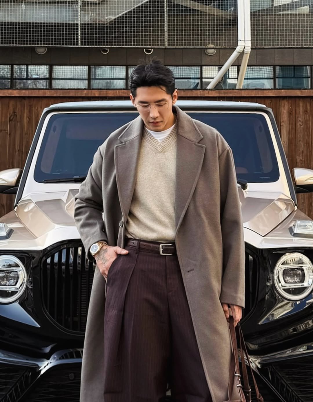 Photo by 🇰🇷KUHYUNHO/구현호/ 具贤皓 on February 21, 2026. May be an image of duffle coat, overcoat, car, fleece, suit, turtleneck and text.