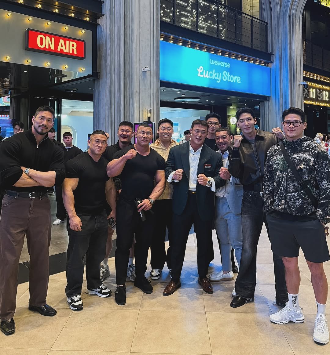 Photo by 🇰🇷KUHYUNHO/구현호/ 具贤皓 on April 16, 2026. May be an image of ‎one or more people, people standing, crowd, Times Square and ‎text that says '‎د -ම Pna MBE 매부 ON NAIR AIR La ii M weverse Lucky LuckyStore Store‎'‎‎.