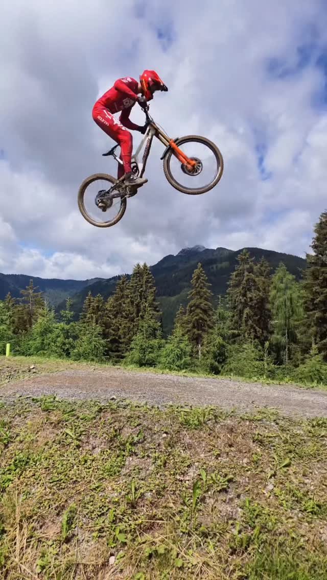 ridefoxbike 게시물 이미지: Practice is happening here in Leogang, and the...