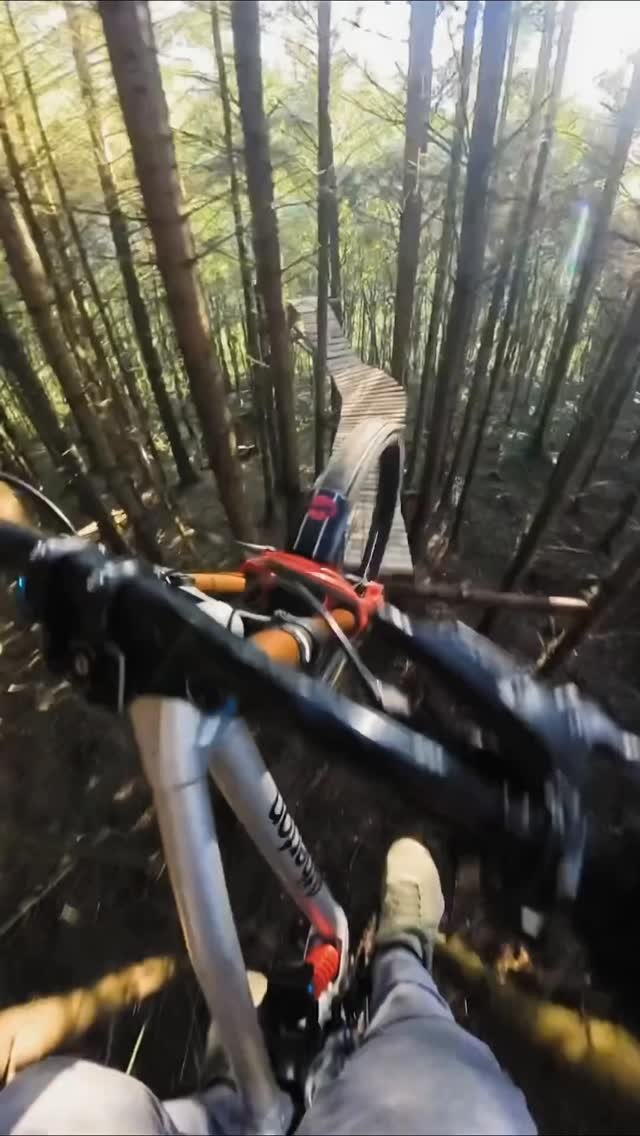 ridefoxbike 게시물 이미지: “Oh, that’s gonna be gnarly.” 🫣

@gee_atherton...