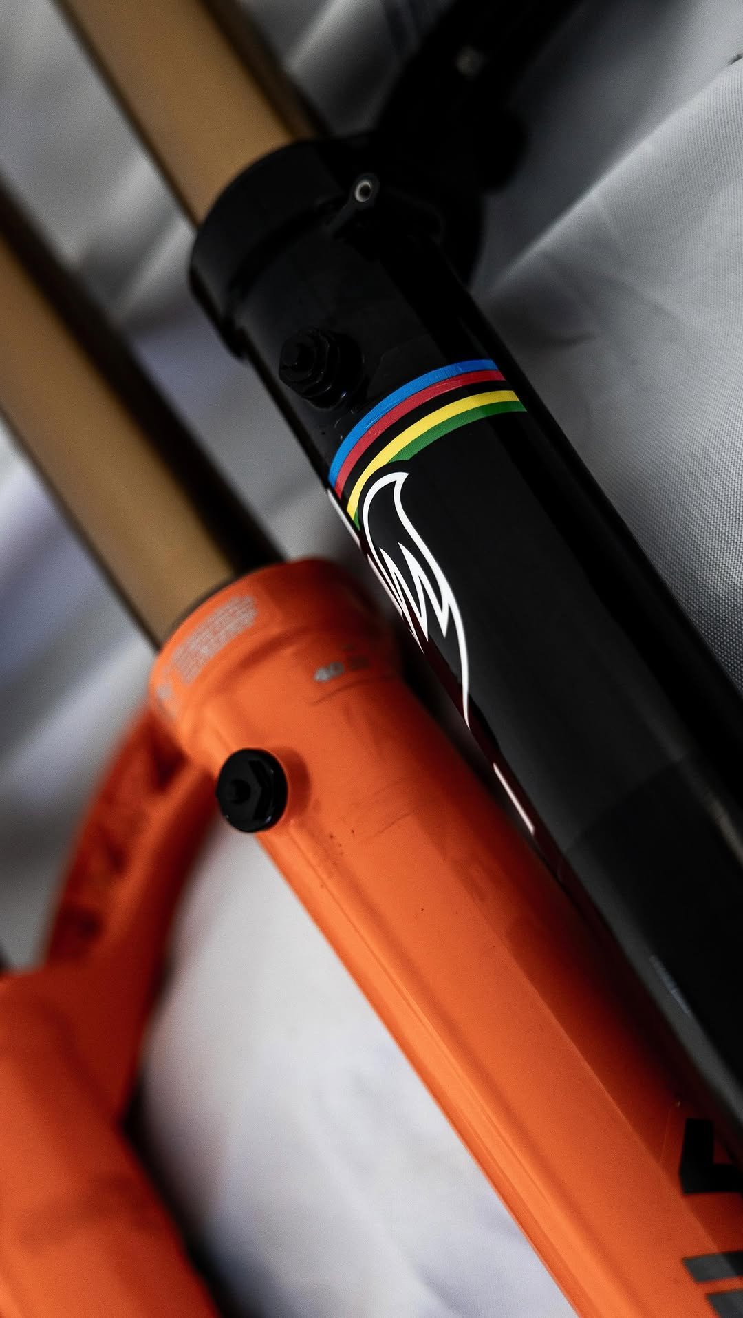 ridefoxbike 게시물 이미지: In modern DH racing, every millisecond counts...