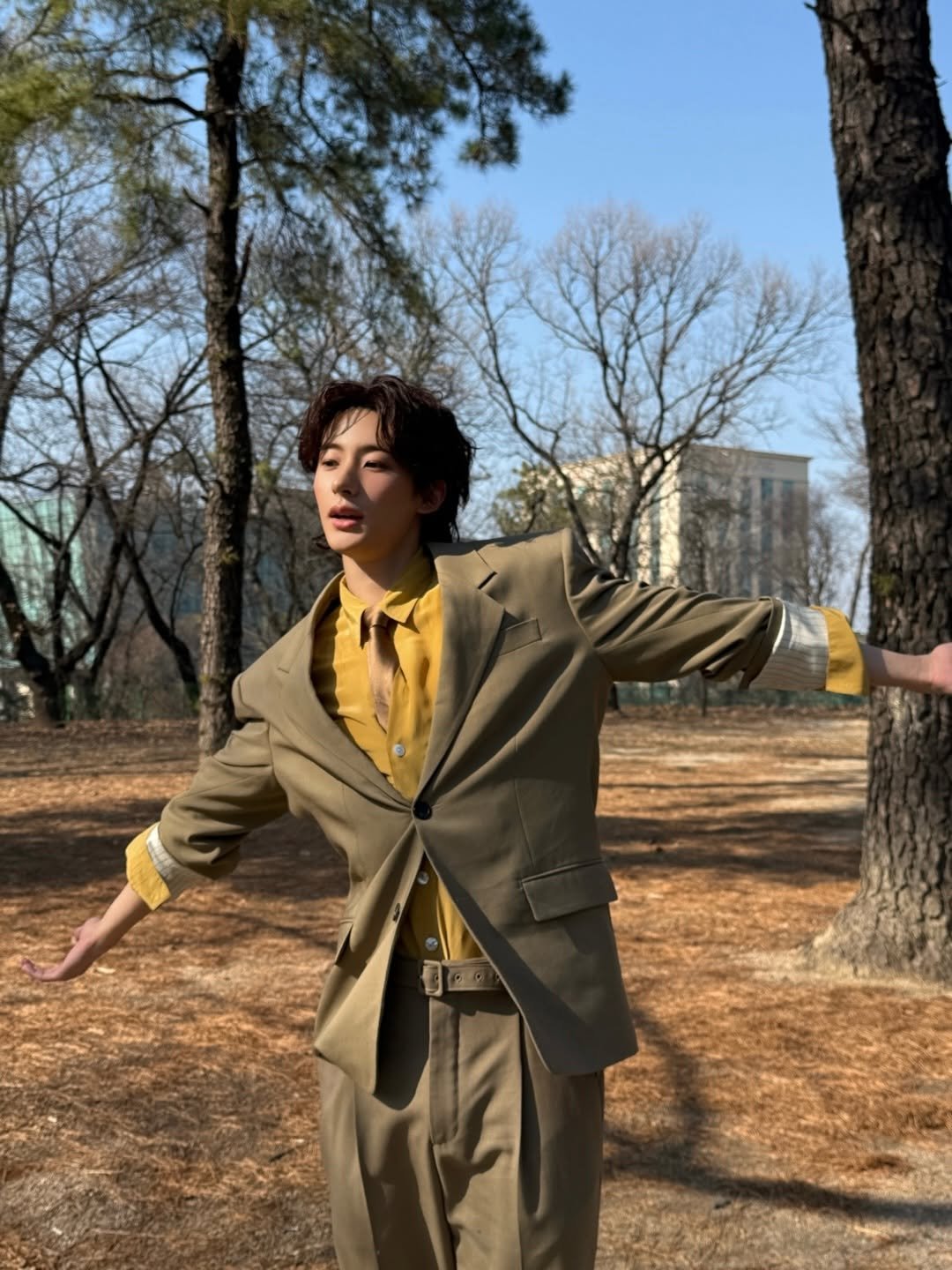 riize_official 게시물 이미지: 너와 나란히 걷던 그 길 🌳

#RIIZE #라이즈 
#ANTON...