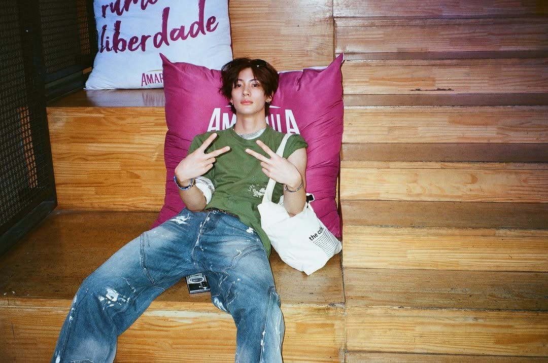 Photo by RIIZE on March 25, 2026. May be an image of one or more people, beanbag chair, futon and text that says 'lberdade rm AMAR AM theco'.