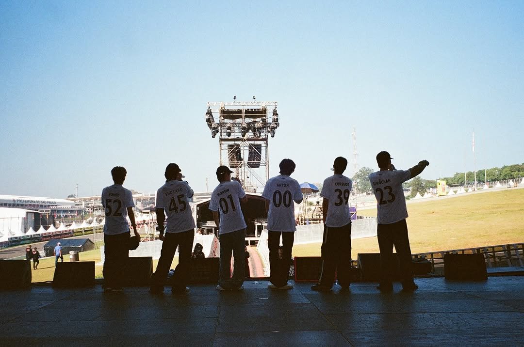 Photo by RIIZE on March 27, 2026. May be an image of one or more people, crowd and text.