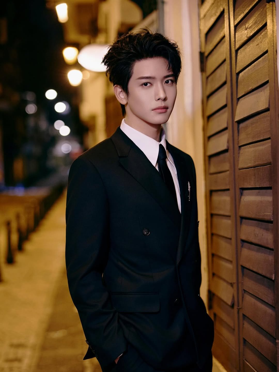 Photo by 王以綸 Riley King on December 06, 2025. May be an image of one or more people, hair, duffle coat, dinner jacket, bolo tie, blazer, suit and text.