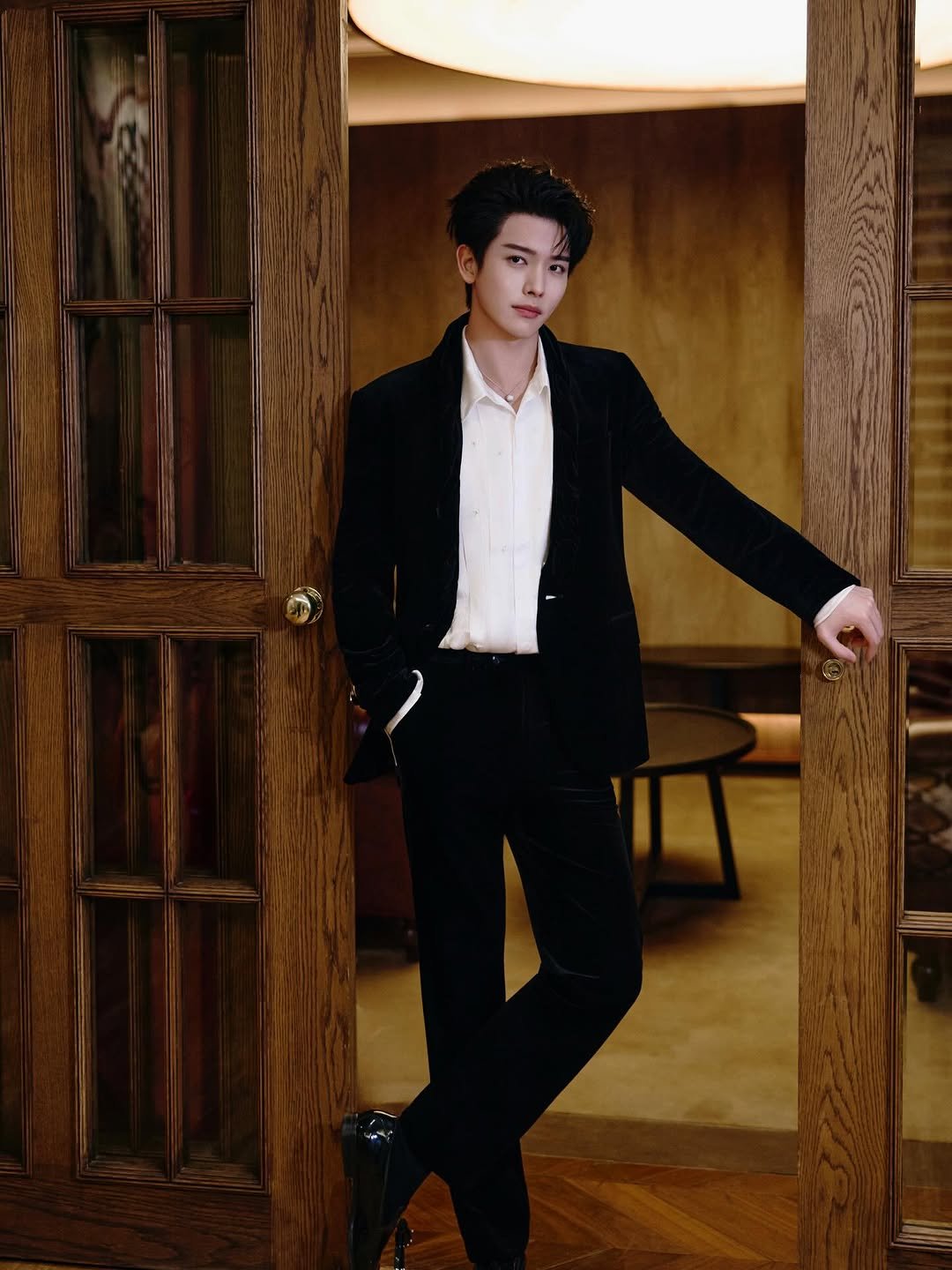 Photo by 王以綸 Riley King on December 05, 2025. May be an image of suit, dinner jacket, blazer, bolo tie and text.