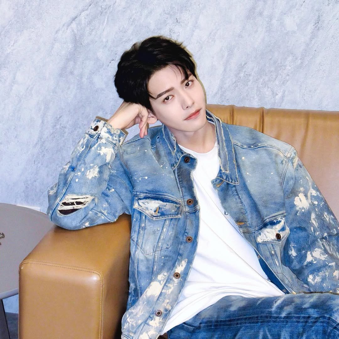 Photo by 王以綸 Riley King on November 25, 2025. May be an image of one or more people, bangs, bolo tie and text.