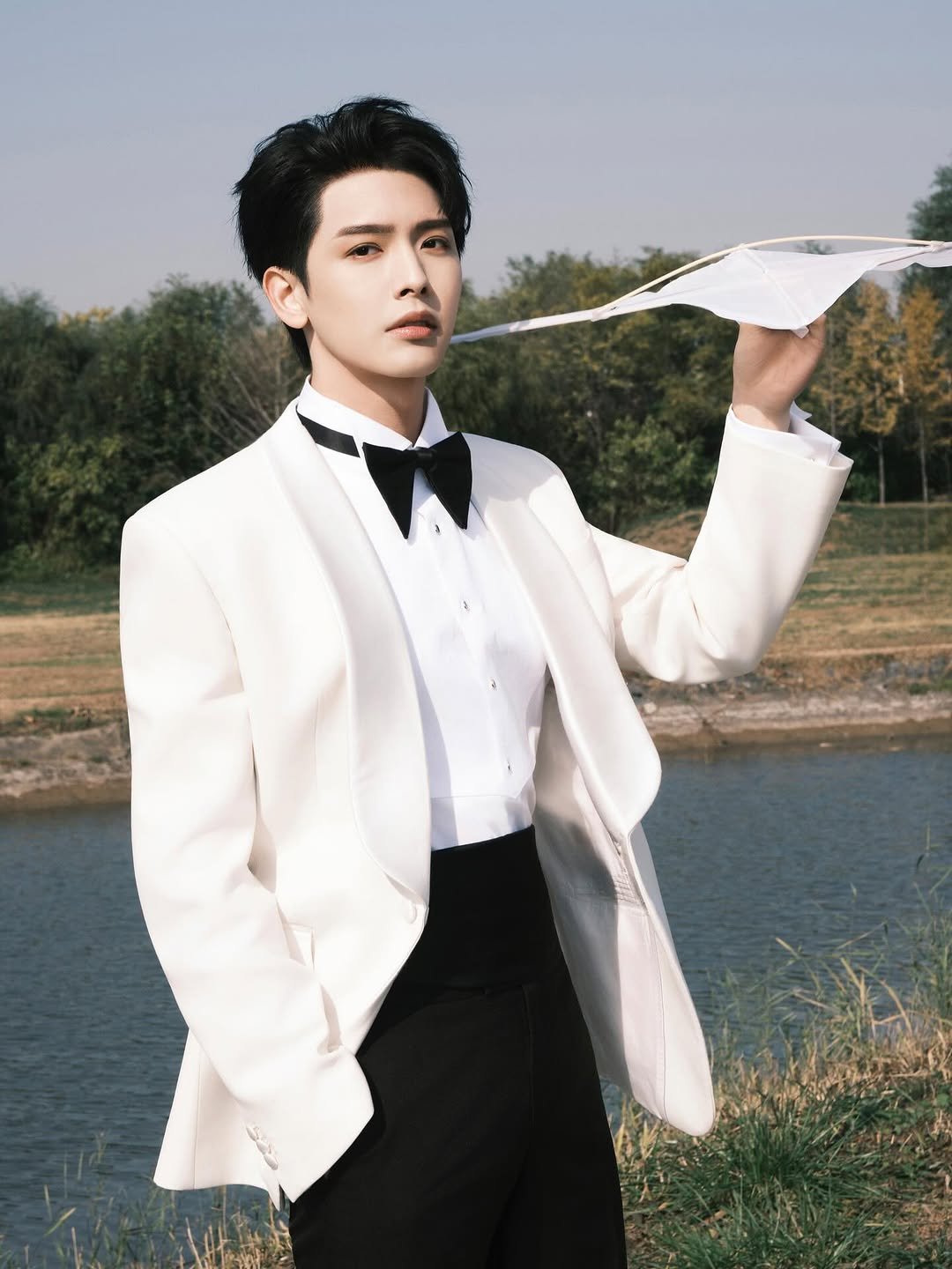 Photo by 王以綸 Riley King on November 03, 2025. May be an image of one or more people, makeup, suit, blazer, bolo tie, dinner jacket and text.