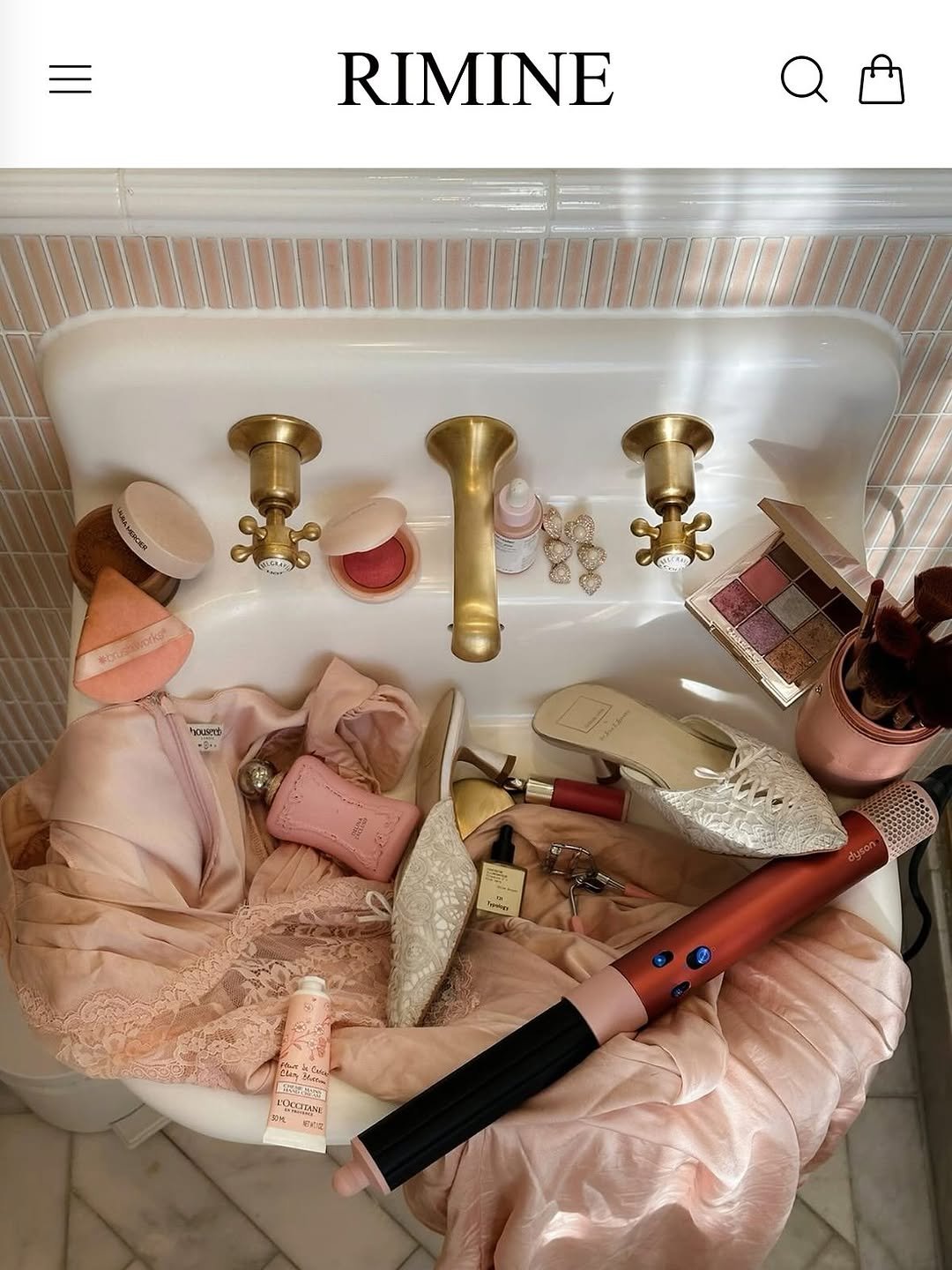 Photo by 리미네 on September 08, 2025. May be an image of one or more people, makeup, hair brush, hair dryer, bathtub, wash basin, perfume, toothbrush and text.