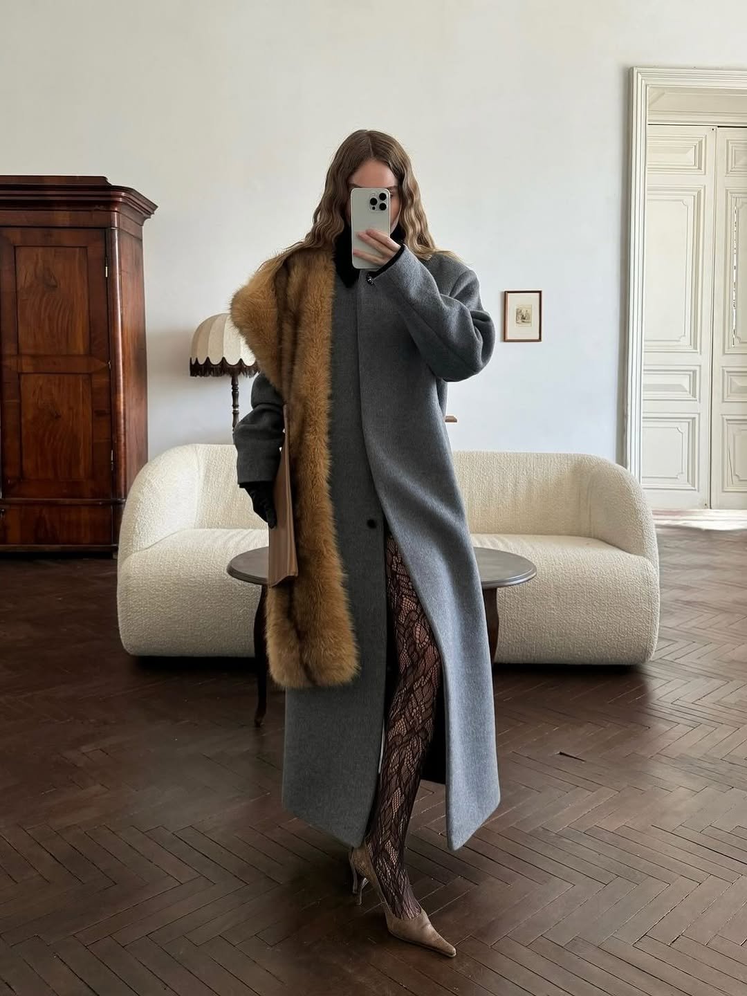 Photo by 리미네 on December 11, 2025. May be an image of overcoat, sable coat, cardigan, turtleneck, wool and text.