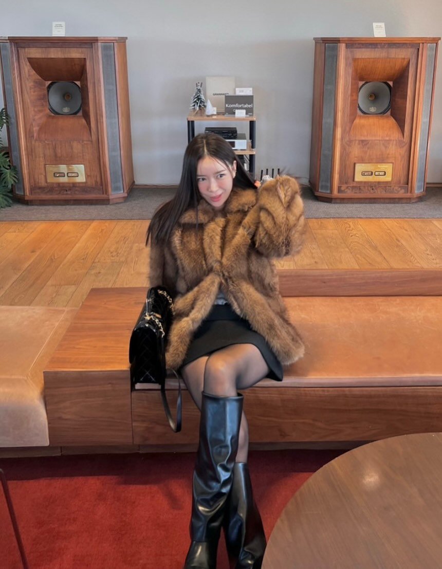 Photo by 리미네 on October 26, 2025. May be an image of sable coat, overcoat, speaker, stereo and text.