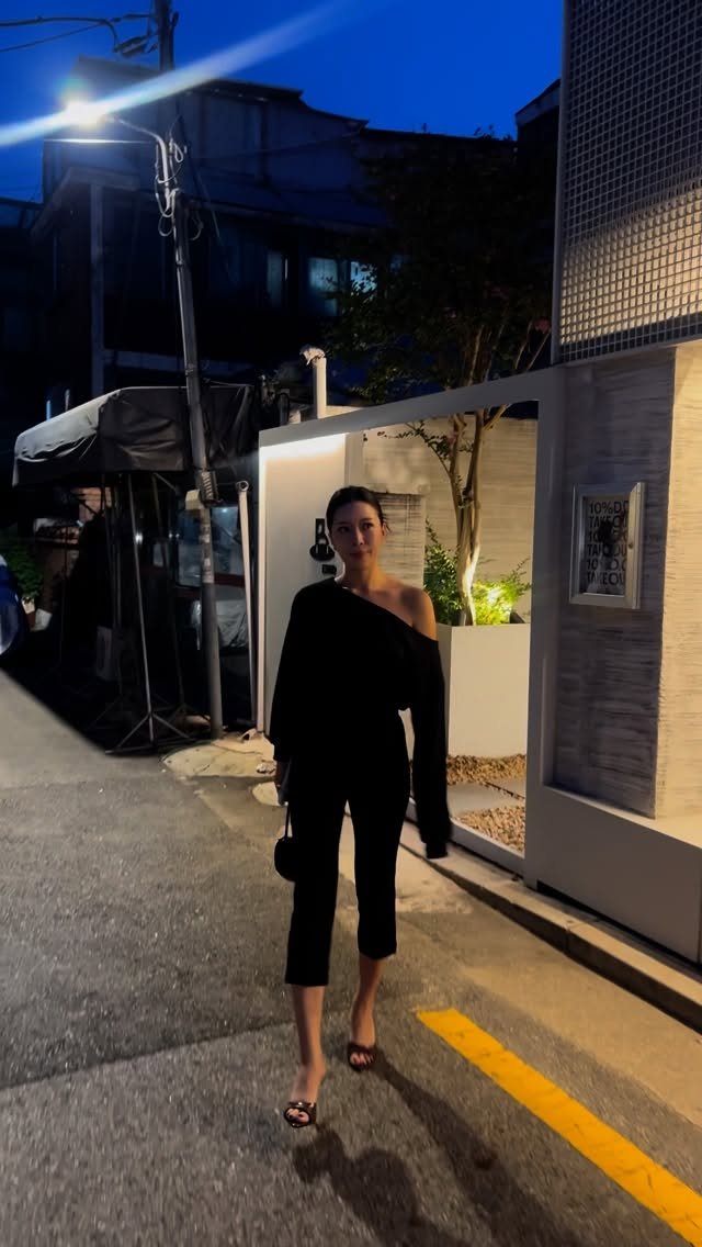 rimine__ 게시물 이미지: 마시리 마시리 밤마시리🖤

꿑팁🍯
카프리 팬츠는 주머니 박아서 입으시면 더...