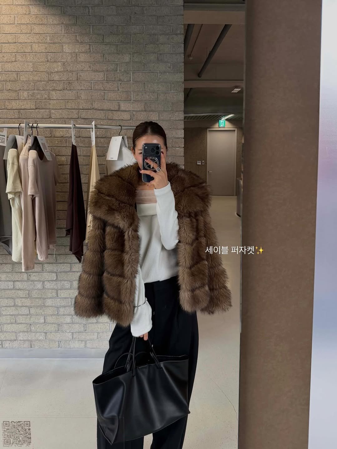 Photo by 리미네 on December 09, 2025. May be an image of sable coat, goosedown coat, overcoat, duffle coat, parka and text.