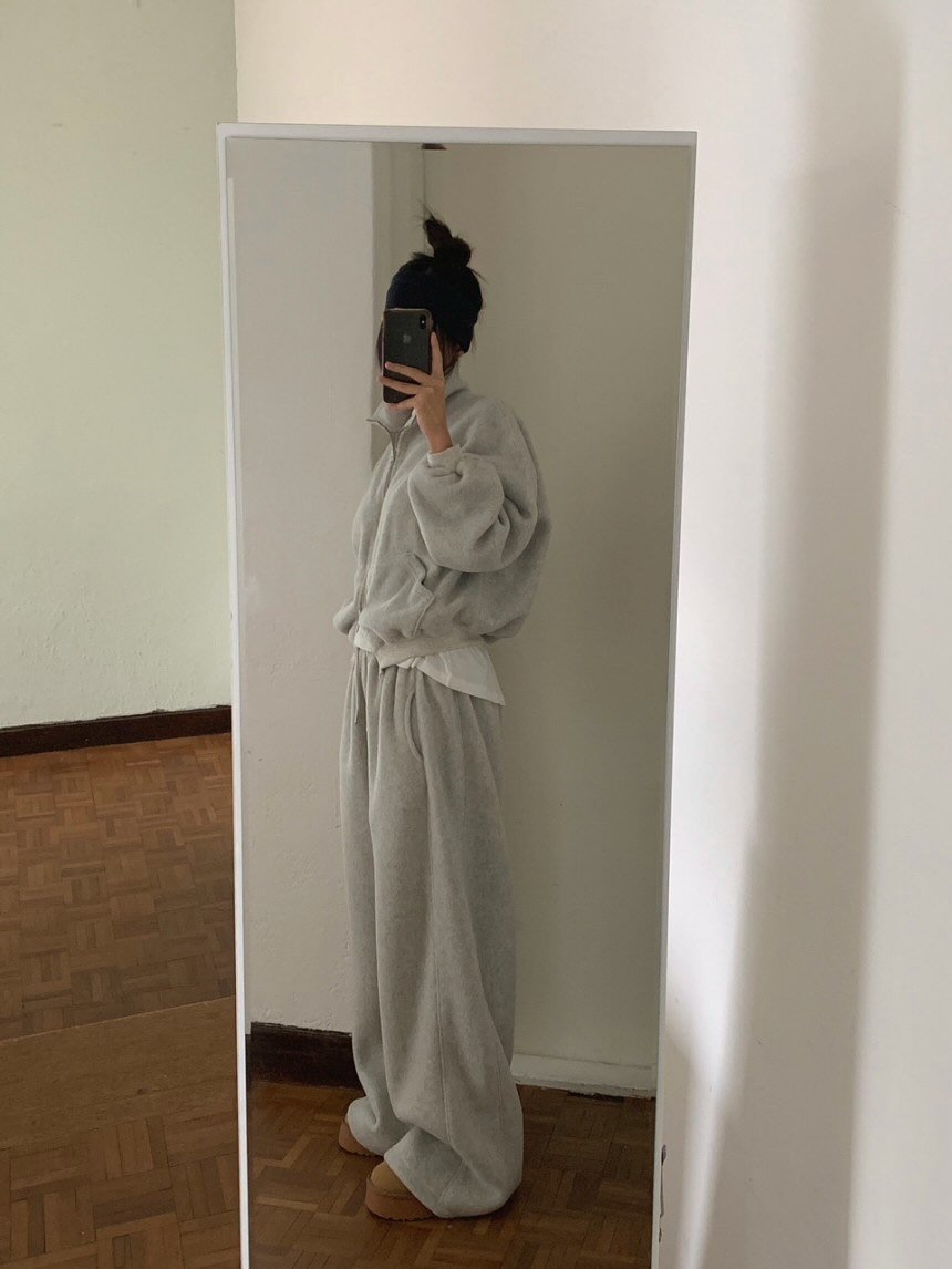 Photo by 리미네 on October 25, 2025. May be an image of sweatpants, mirror, sweatsuit and text.