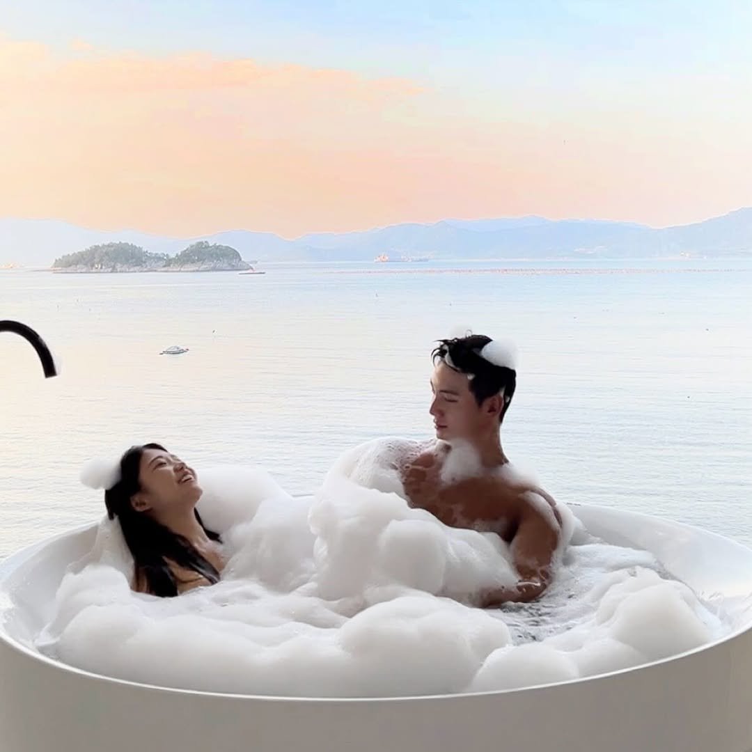 Photo shared by 선재업고(못)튀어 on June 15, 2025 tagging @yucaearin1105, and @sunli__fe. May be an image of shower, bathtub and text.
