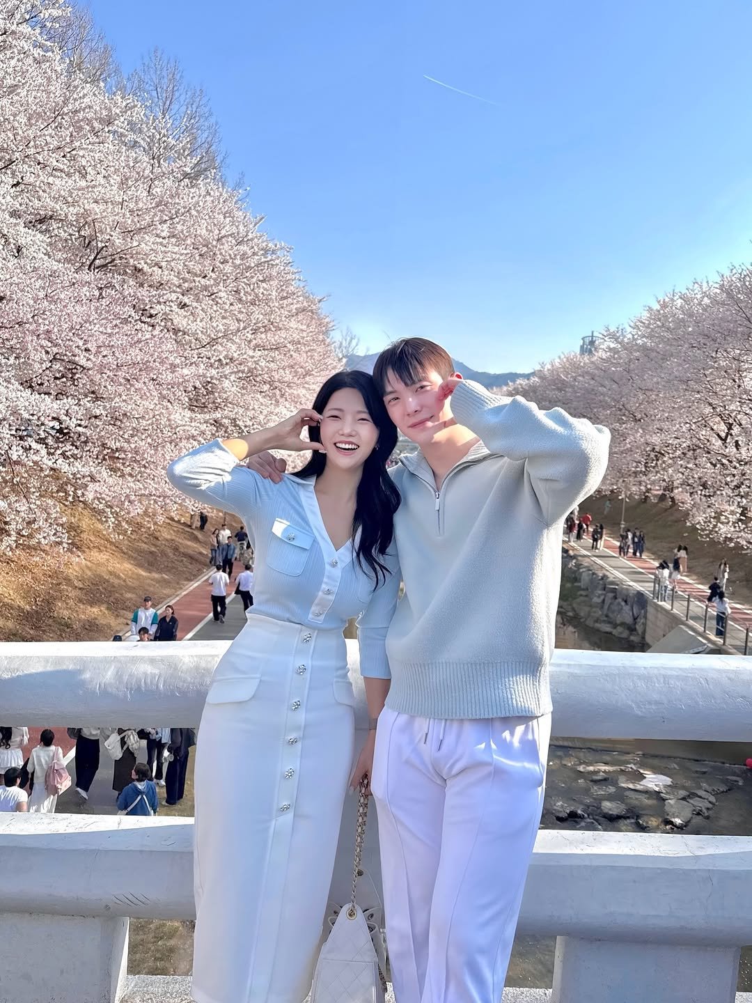 Photo shared by 선재업고(못)튀어 on April 08, 2026 tagging @yucaearin1105, and @sunli__fe. May be an image of one or more people, outdoors and text.