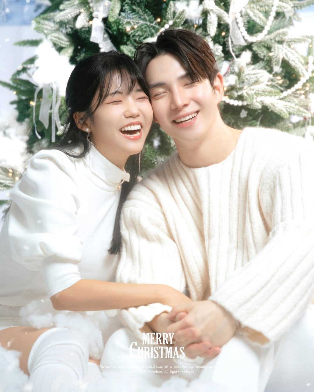 Photo by 선재업고(못)튀어 in Seoul, Korea with @studio_from.hee, @yucaearin1105, and @sunli__fe. May be an image of one or more people and text.