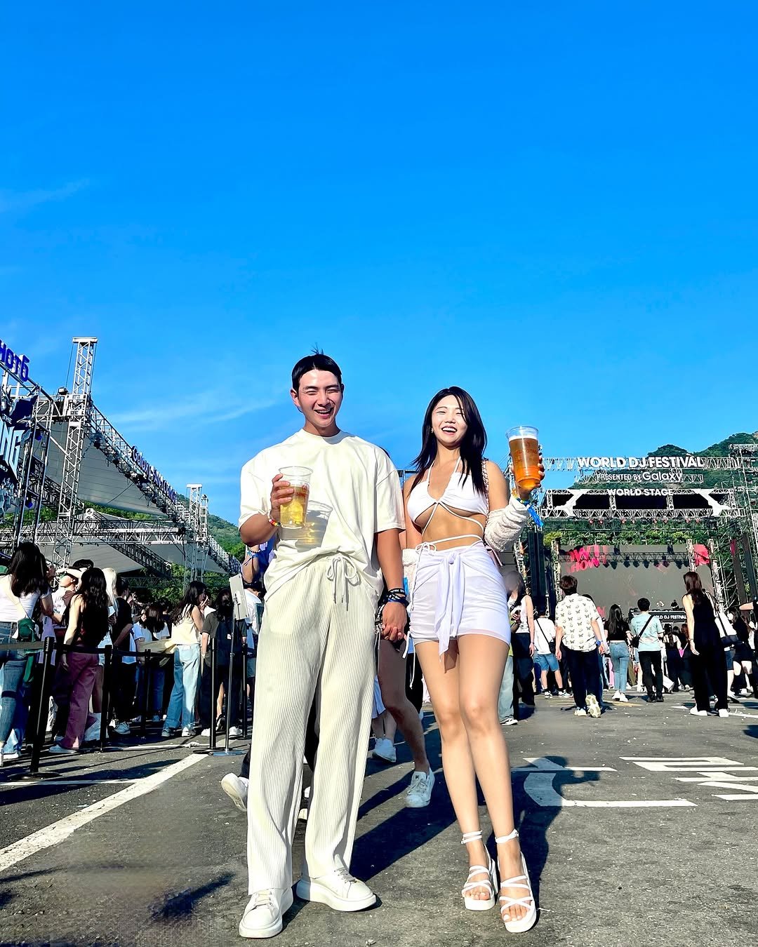 Photo shared by 선재업고(못)튀어 on May 24, 2025 tagging @yucaearin1105, and @sunli__fe. May be an image of 16 people, costume, parasol and text.