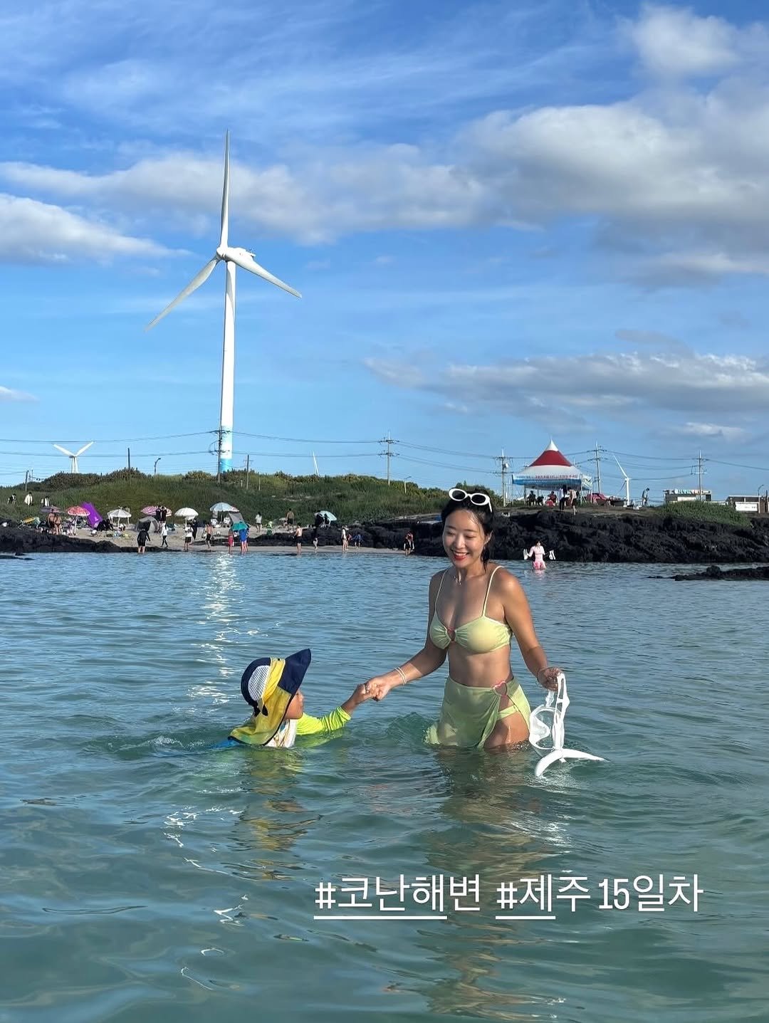 내 .. 최애 해변이 ... 사람이 너므 많아짐 ㅠㅠ
스노우쿨링 목적이라면 좋은데
물놀이 할꺼면 세기알 해변이 더 좋았어요🥹
#코난해변 유일하게 있는 최애술집 #월정리곳간
딱세우회가 살살 녹는데 이번엔 흑돼지 떡볶이 〰️
첫주에는 술 마시는거 죄책감 들고 스트레스 받았는데
여행왔으니까 일단 즐길려구요 다시 뺄수있다구 ....
그나마 틈새운동해주고 ems벨트 해줘서
제주 15일차 비키니 또 입어봄👍🏻
#코난비치 #비키니 #엄마와아들 #다이어트성공 #제주한달살이