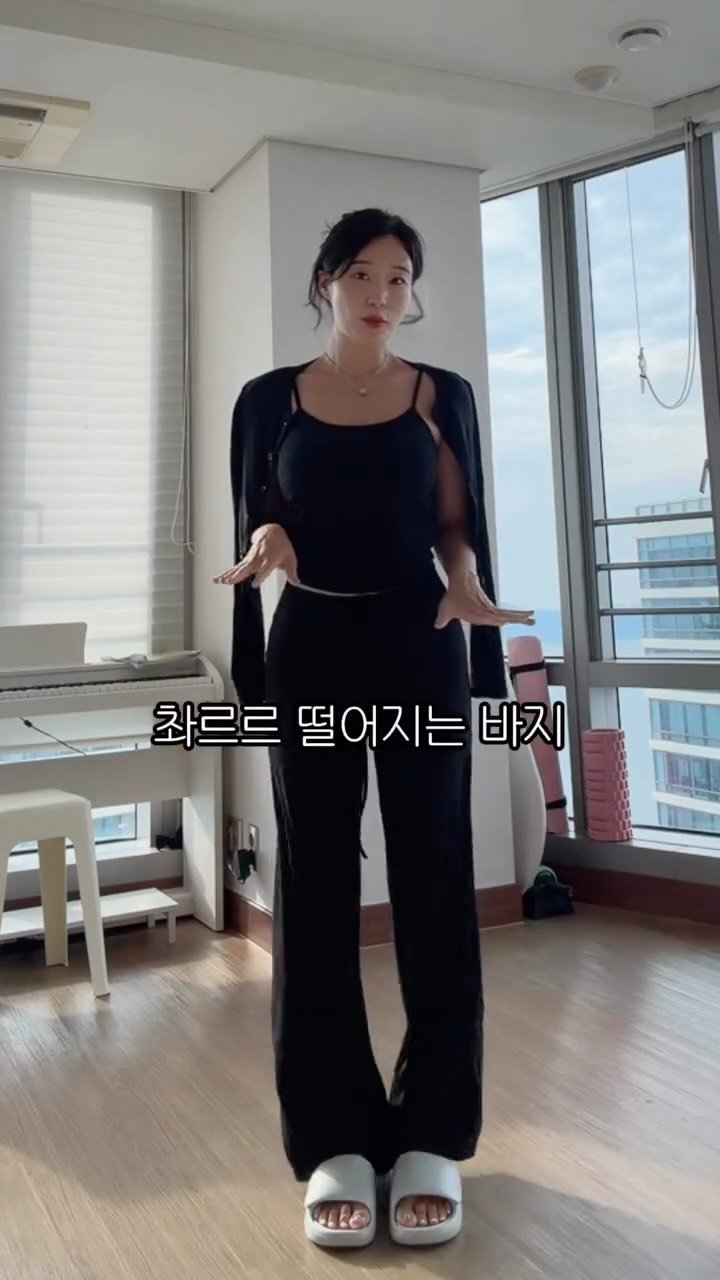 rinjoo__ 게시물 이미지: 완전 여리여리 날씬핏 츄리닝 세트🖤
역시 다들 보는눈 똑같아 !!! 완전 라인예쁘죠...