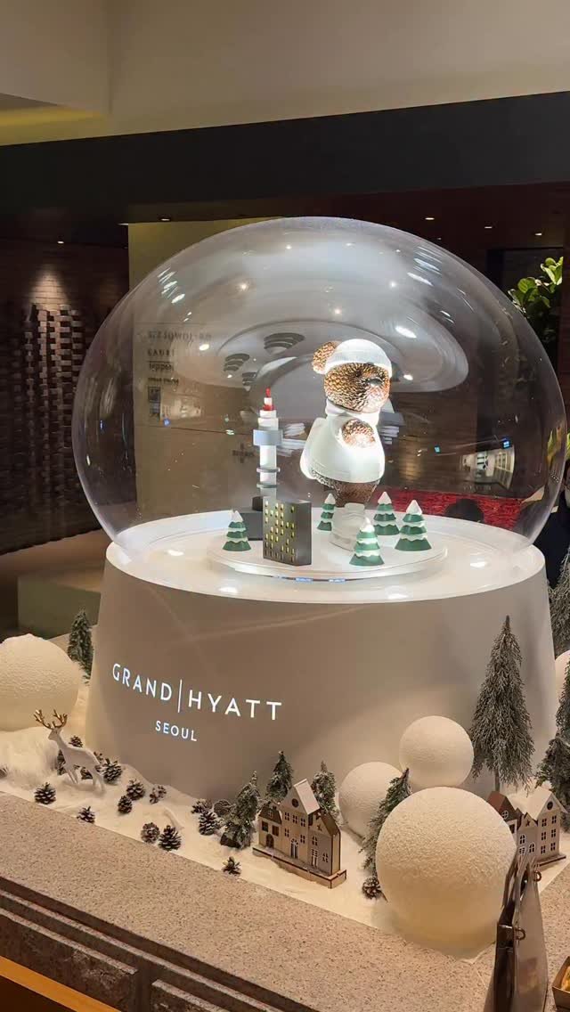 rinz___xx 게시물 이미지: 메리 크리스마스 🎄
하얏트 트리 앞, 그냥 지나칠 수 없는 밤.
이런 연말은...