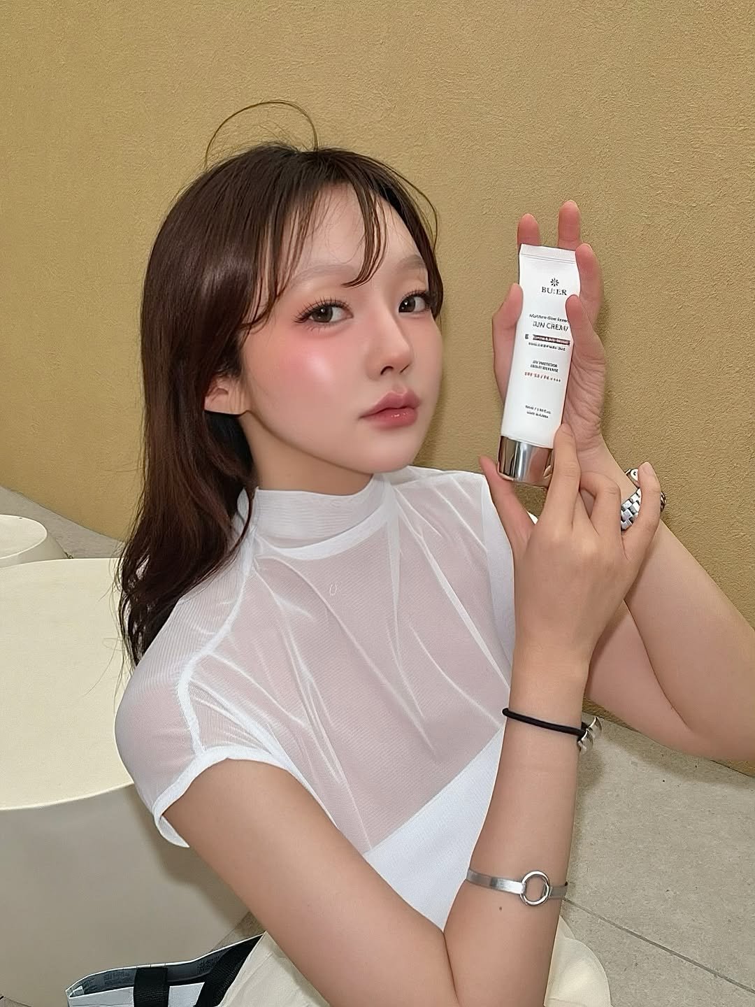 Photo shared by 𝘾𝙝𝙚𝙧𝙧𝙮🍒 on June 16, 2025 tagging @bu.er_official. May be an image of one or more people, hair, makeup, hair product, hand cream and text.