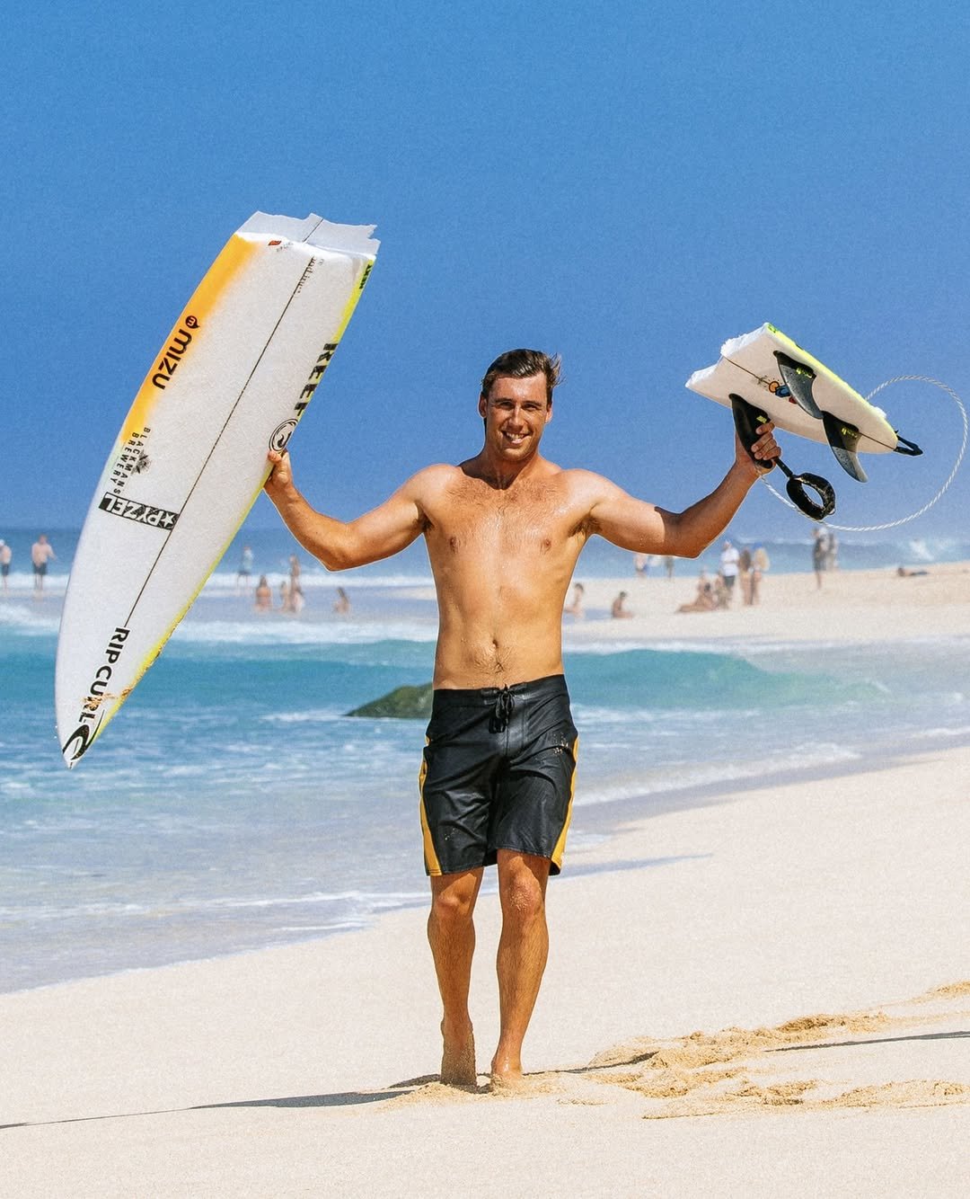 Photo by Rip Curl Brasil on April 13, 2026. May be an image of surfboard, skateboard, wetsuit, water, ocean, beach and text.