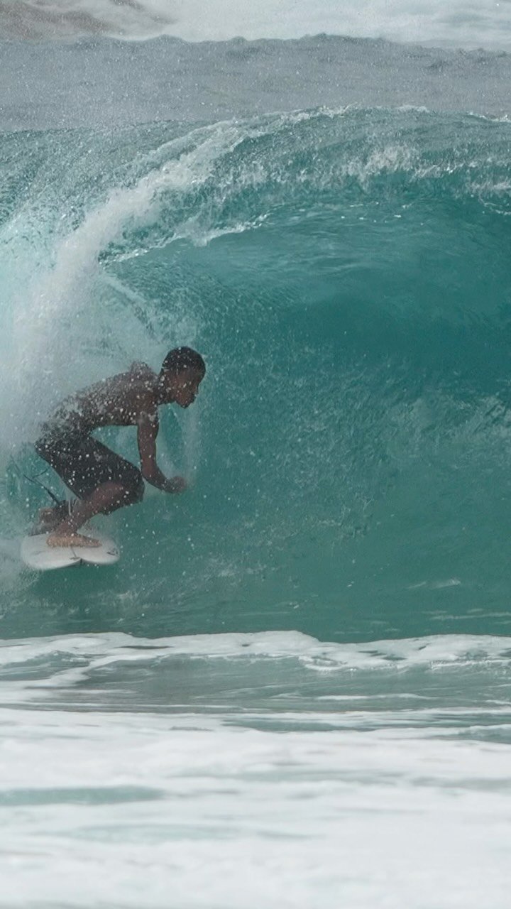 ripcurl_brasil 게시물 이미지: Calor, sol e surf no pé. 
@alvimarnoronha...