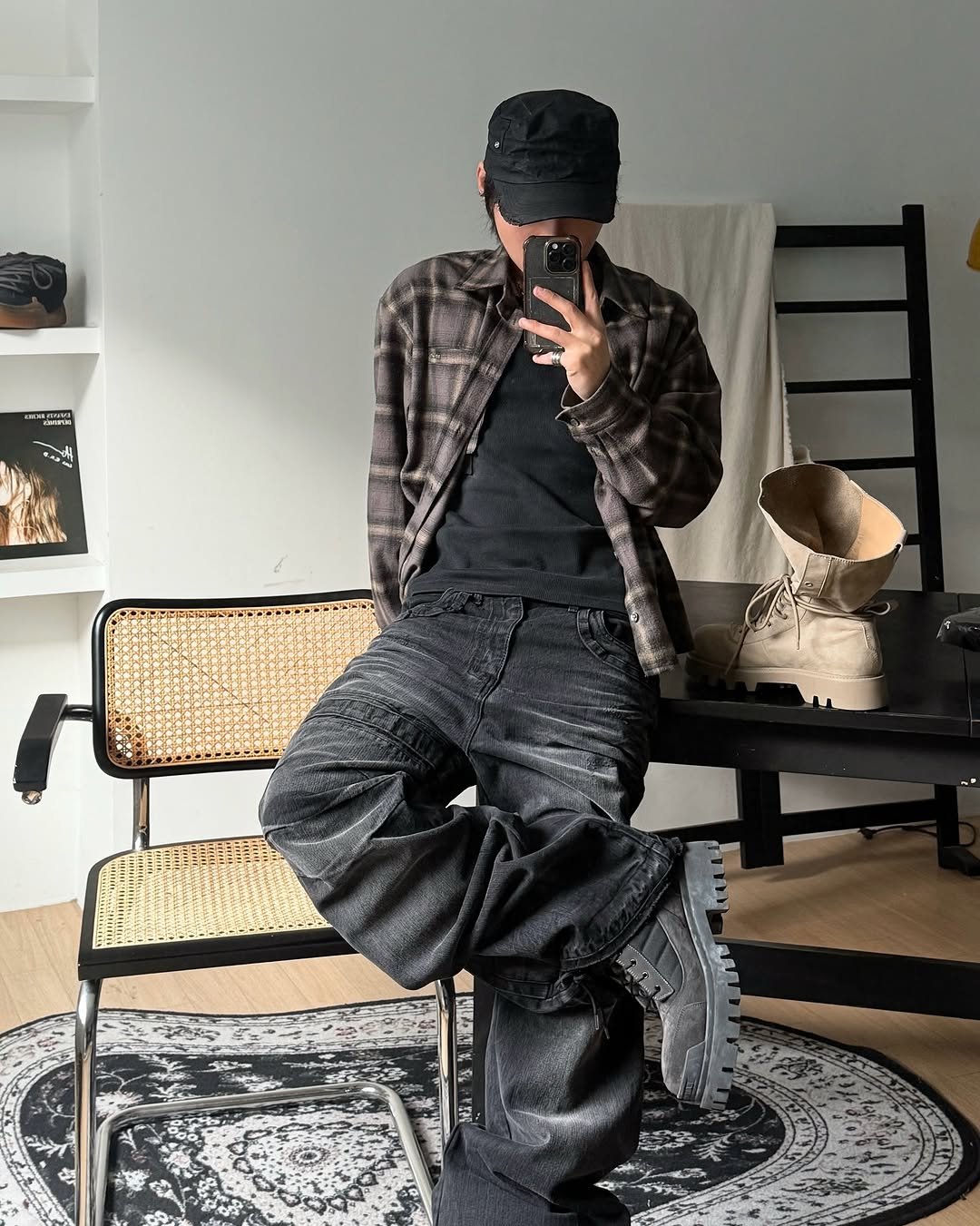 ripples_warmup 게시물 이미지: 5 Boots for Vintage Style
1. @jw_anderson 
2....