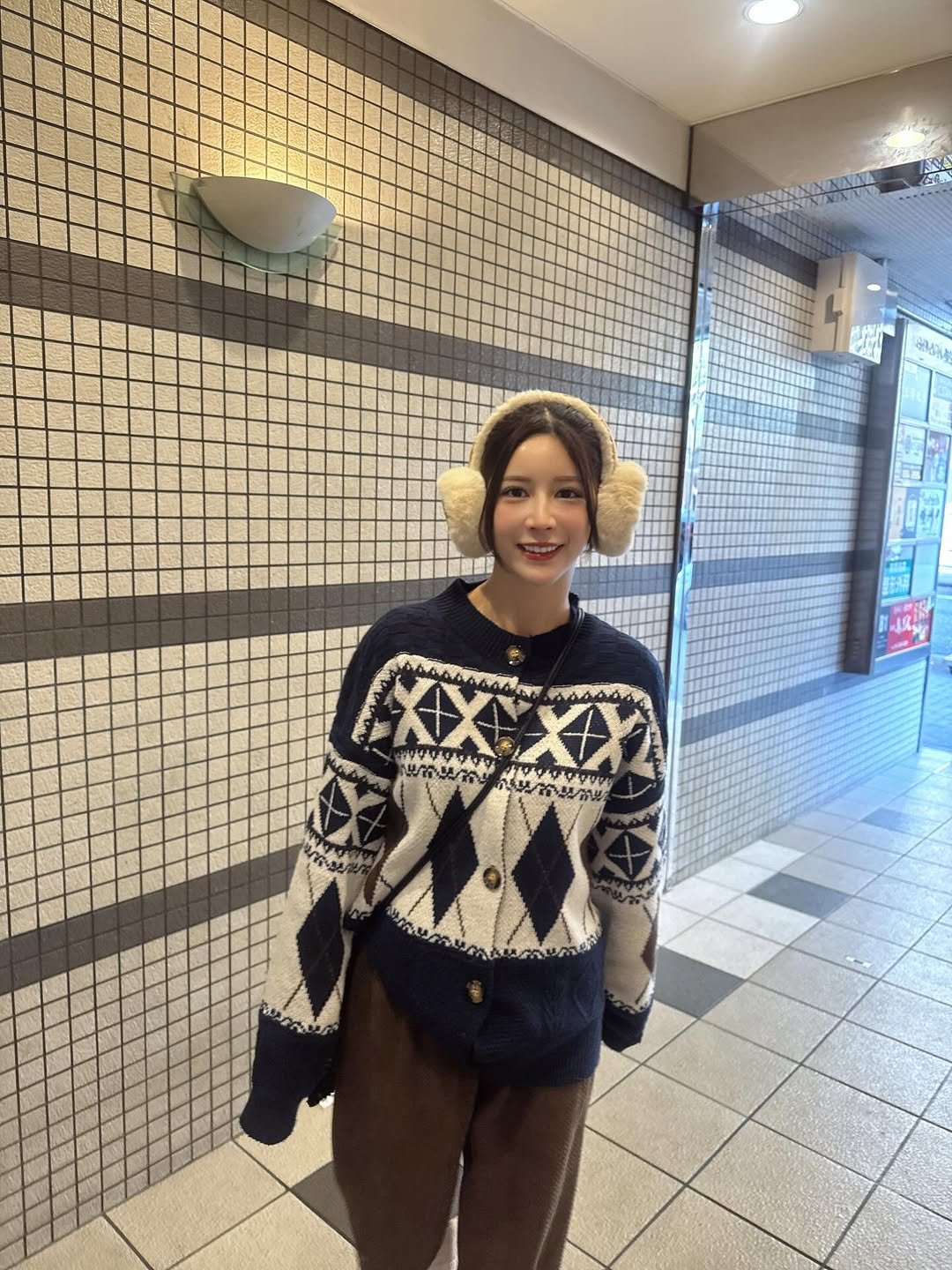 Photo by 七ツ森りり on January 03, 2026. May be an image of duffle coat, hat, sweater, beret, parka, turtleneck, knit, cornflower and text.