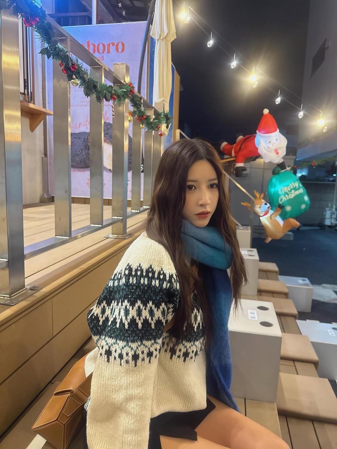 Photo by 七ツ森りり on December 09, 2025. May be an image of one or more people, hair, duffle coat, parka, knit, turtleneck, cardigan, sweater, miniskirt, cornflower, outdoors and text.