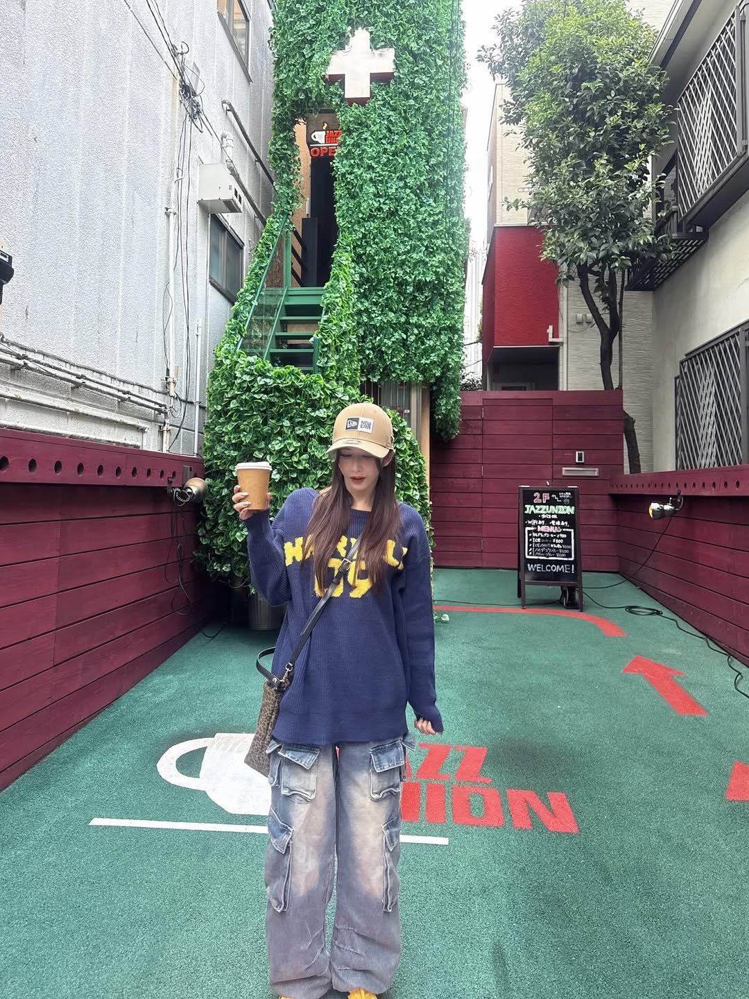 Photo by 七ツ森りり on December 12, 2025. May be an image of beret and text that says 'JAZZUNTON WEL COME! HON'.