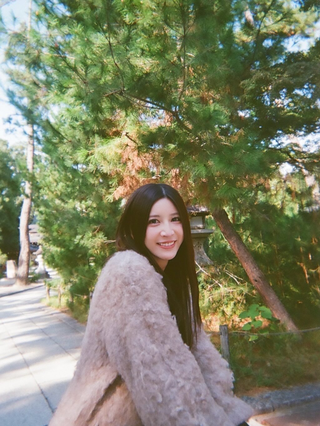 Photo by 七ツ森りり on November 13, 2025. May be an image of one or more people, hair, duffle coat, fur coat, overcoat, parka, jacket, park and text.