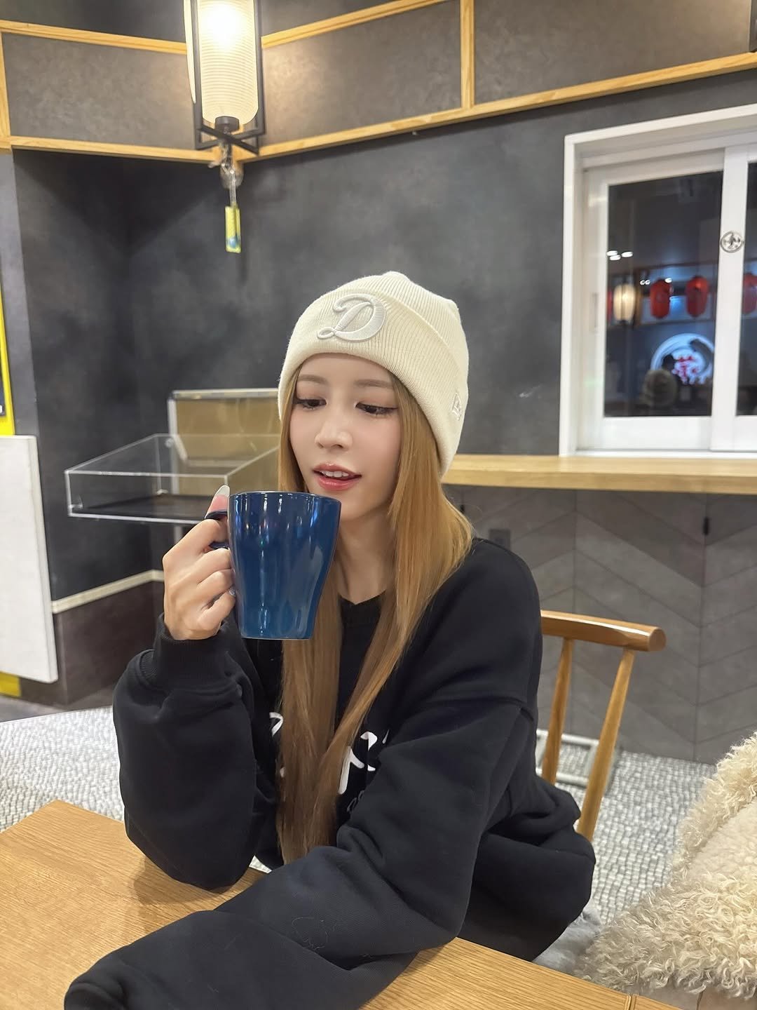 Photo by 七ツ森りり on March 27, 2026. May be an image of duffle coat, hat, parka, tea, cornflower and text.